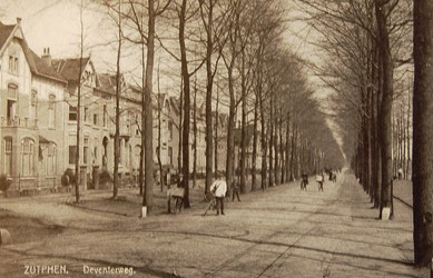 <p>Overzicht van de Deventerweg in het begin van de 20e eeuw. Ogenschijnlijk lijken de bomen in de buitenste rijen in een kleiner formaat te zijn geplant dan de binnenste (of deze zijn later aangeplant). (Regionaal Archief Zutphen). </p>
